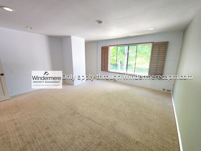 Building Photo - Gorgeous Campus Commons Home Available Now!
