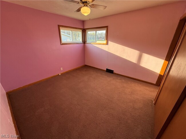 Building Photo - 2024 Delaware Dr SE