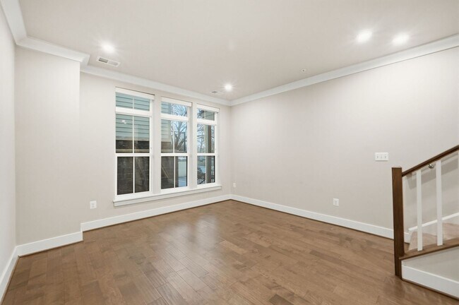Building Photo - Georgia Row Townhome | 2 Bed | 2.5 Bath | 1,400 Sf | Juliet Balcony | 1 Assigned Parking Space