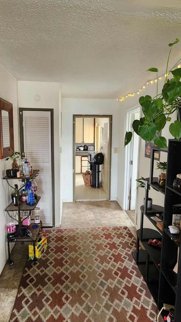 Building Photo - 5 bedroom 1 bath house - Near downtown!