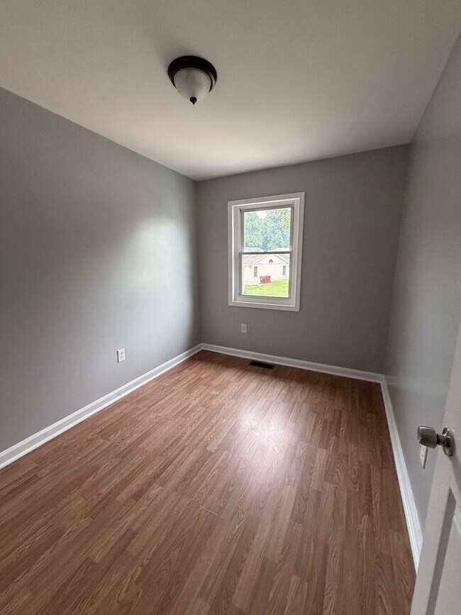 Building Photo - 710 Sequoia Dr