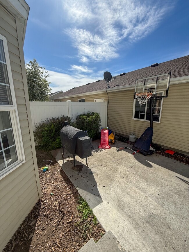 Building Photo - 884 Capital Ave