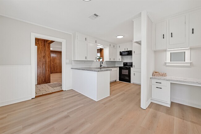 Building Photo - 729 Loggins Dr