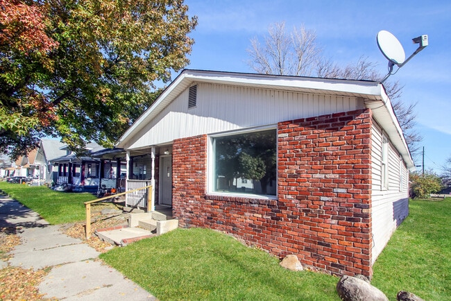 Building Photo - Freshly Renovated & Ready for You — Cozy 1...