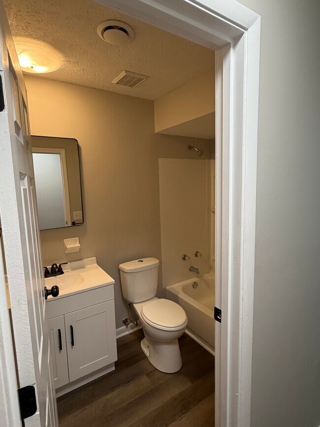 Building Photo - 3703 Oakwood Dr