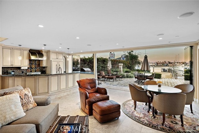 Building Photo - 900 E Balboa Blvd