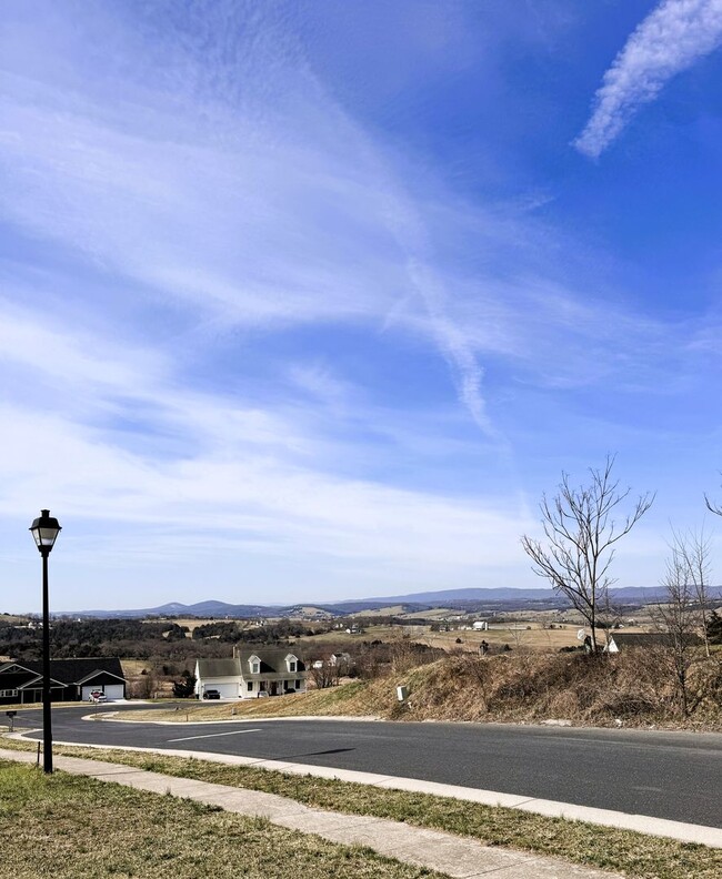 Building Photo - Single Family Home in Broadway