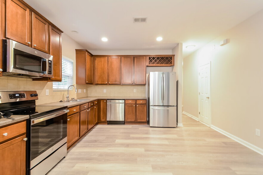 Building Photo - 210 River Hills Dr