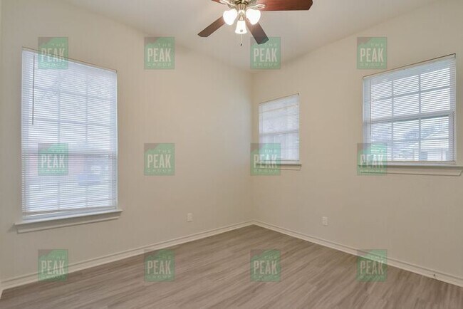 Building Photo - $1515! Beautiful Corner lot home in Fort Worth! Available 5/16!
