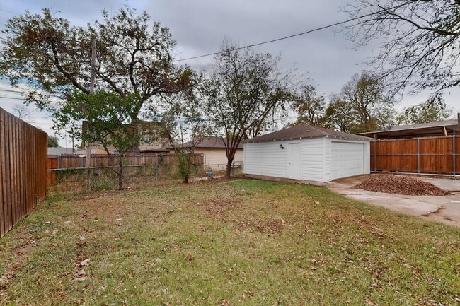 Building Photo - 2812 San Medina Ave