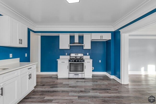 Building Photo - 641 W 43rd St