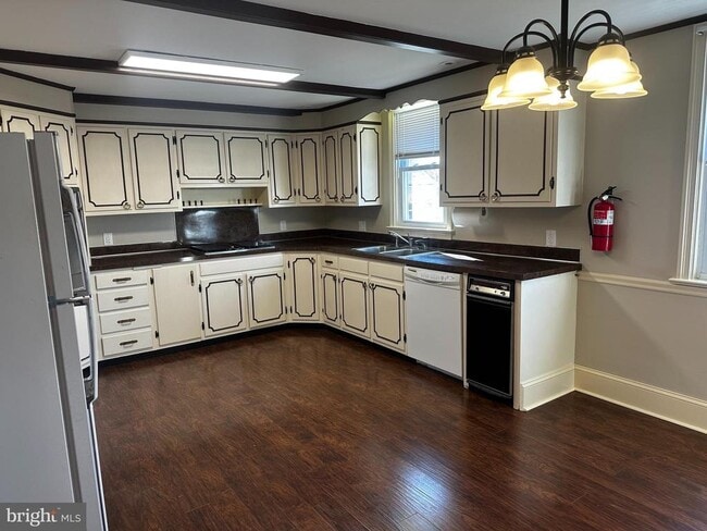 Building Photo - 659 N Main St