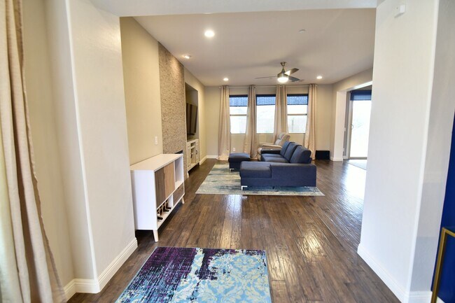 Building Photo - Gorgeous 3bed / 2.5bath home located in Tuscany!