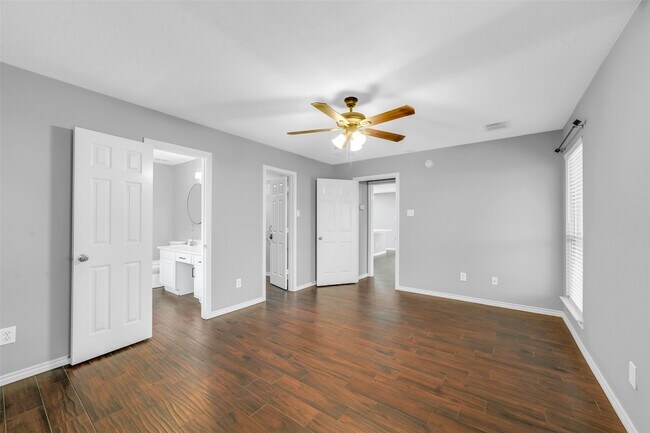 Building Photo - 2214 Shady Pine Dr