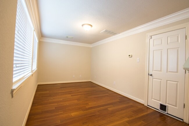 Building Photo - 3002 Clearview Cir