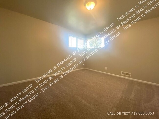 Building Photo - 2215 Bonfoy Ave