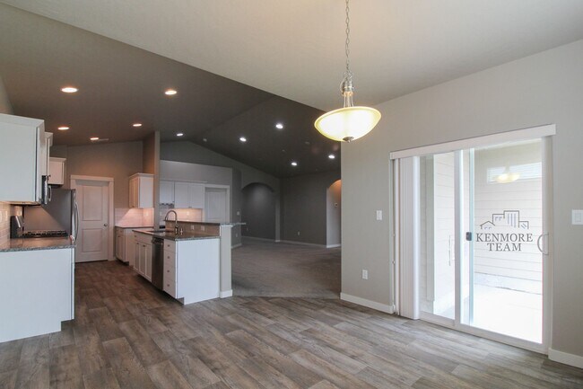 Building Photo - 2950 Woodland Pl