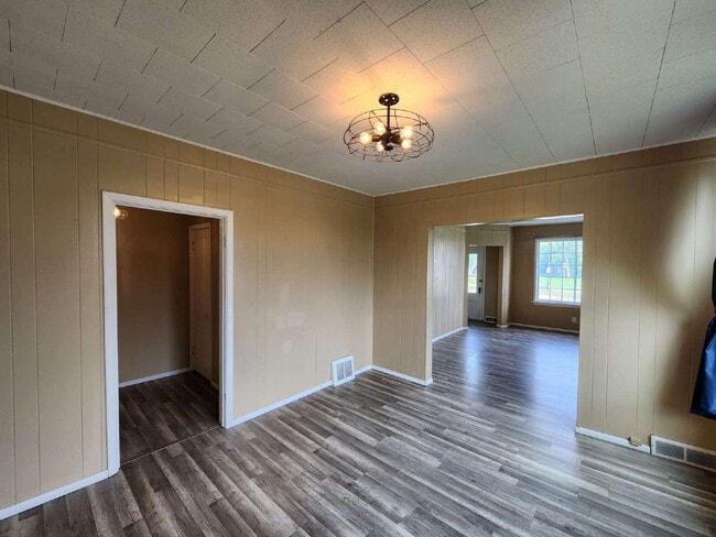 Building Photo - 2 Bedroom side by side / 421A Otter Ave Oshkosh