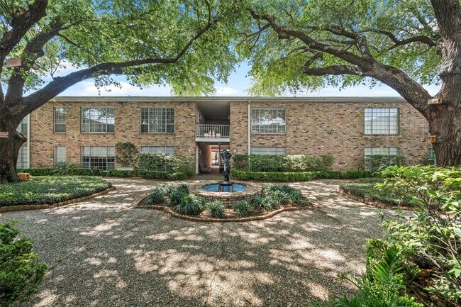 Building Photo - 2101 Fountain View Dr