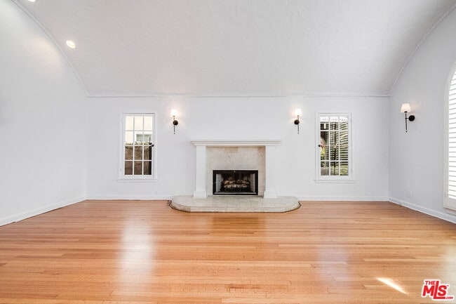 Building Photo - 1217 S Genesee Ave