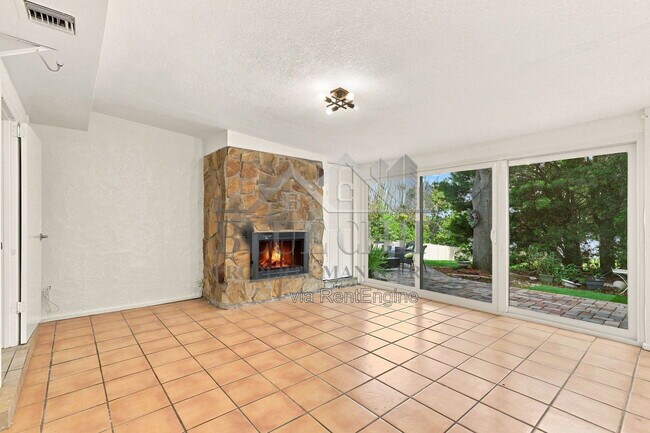 Building Photo - 6714 Nina Rosa Dr