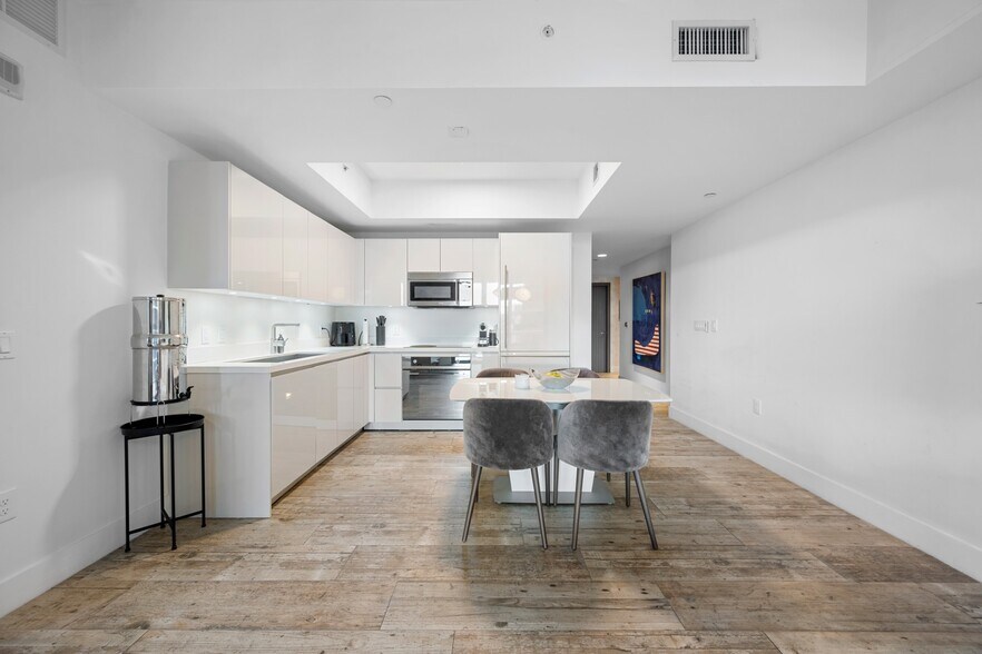 Building Photo - 1010 Brickell Ave