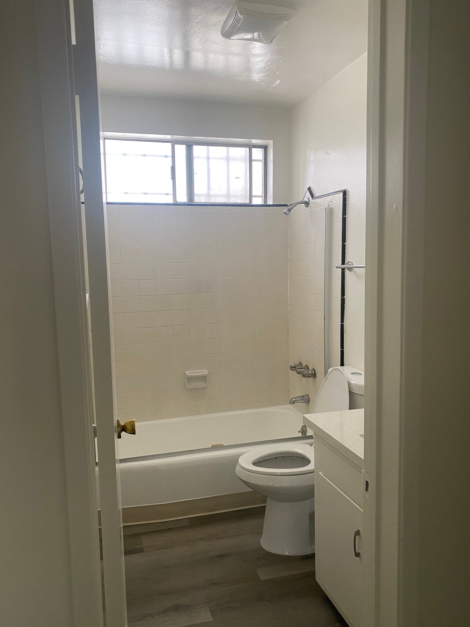 Bathroom - 964 S Ardmore Ave