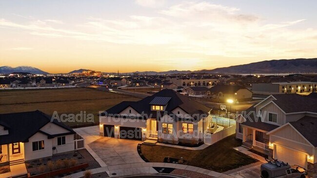 Building Photo - 1437 W Valley Dr