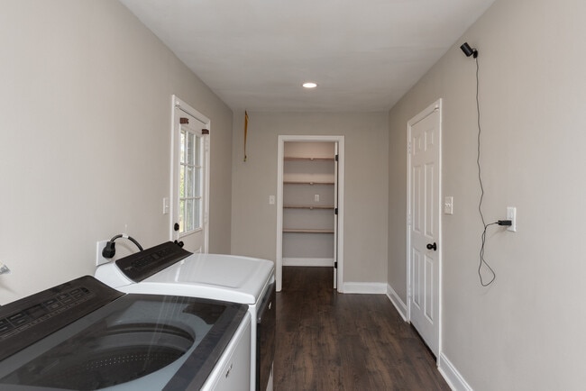 Building Photo - 8238 Li Fair Dr