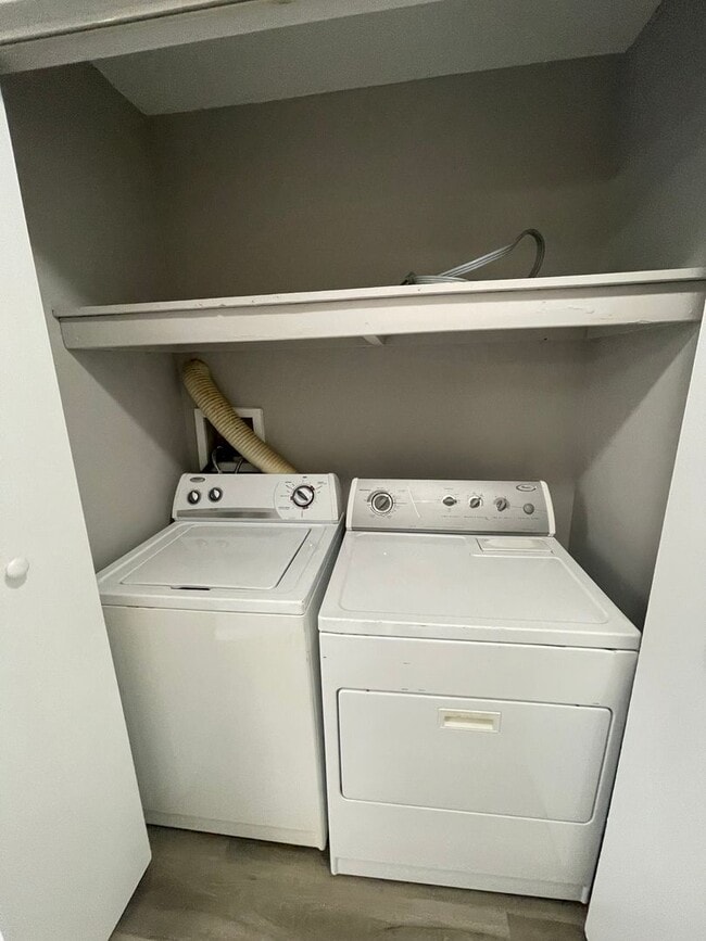 Building Photo - Renovated Condo in Edgewood with Garage!