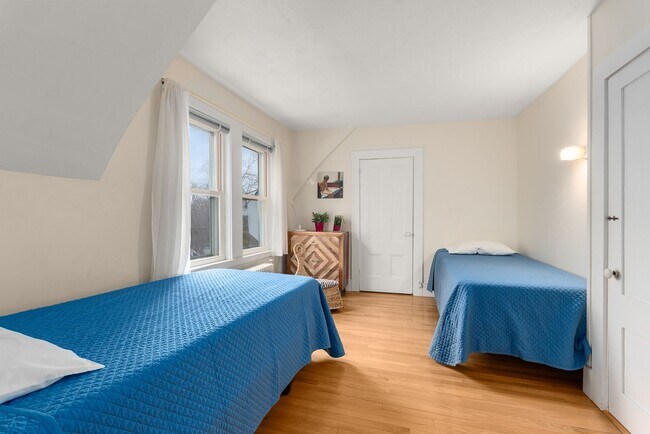 Building Photo - Winter Rental:  Helena House - Utilities Included & Dog-friendly!