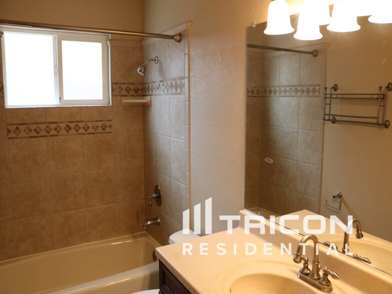 Building Photo - 506 Hyacinth Ct
