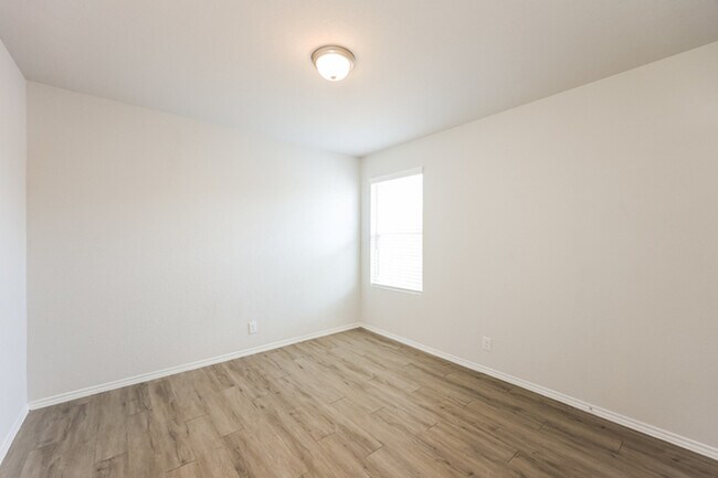 Building Photo - 3639 Somers Crest