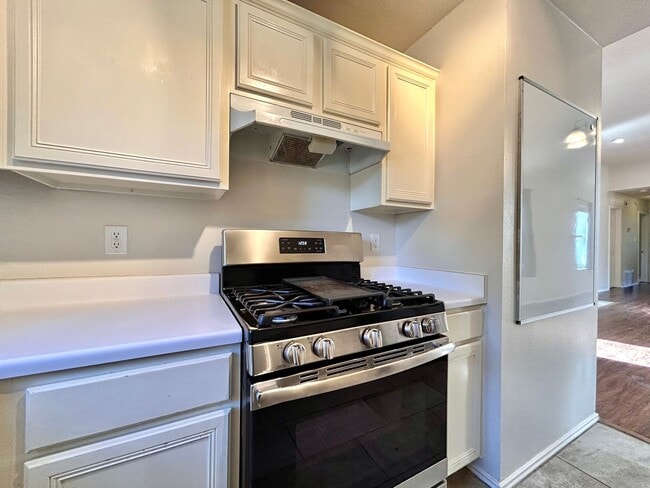 Building Photo - Bright and Comfortable 3BR/2BA Home with Garage & Backyard