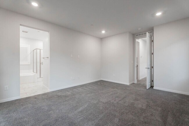 Building Photo - 11620 Desert Hollow Avenue