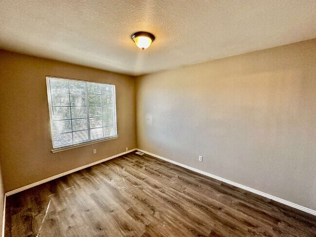 Building Photo - "Charming Centennial Retreat: Spacious 3-Bedroom Home with 2.5 Baths!