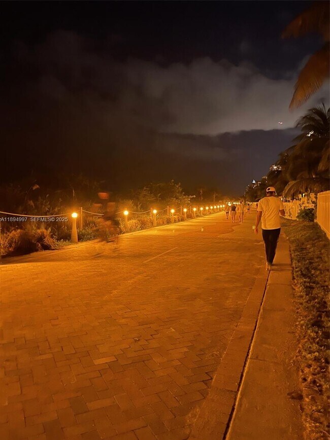 Building Photo - 6061 Collins Ave