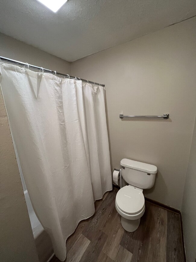 Building Photo - 3 Bedroom Duplex on South Side of Des Moines Available!