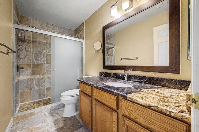 Building Photo - "Charming 3-Bedroom Duplex in Englewood with 2 Full Baths - Your Ideal Home Awaits!"