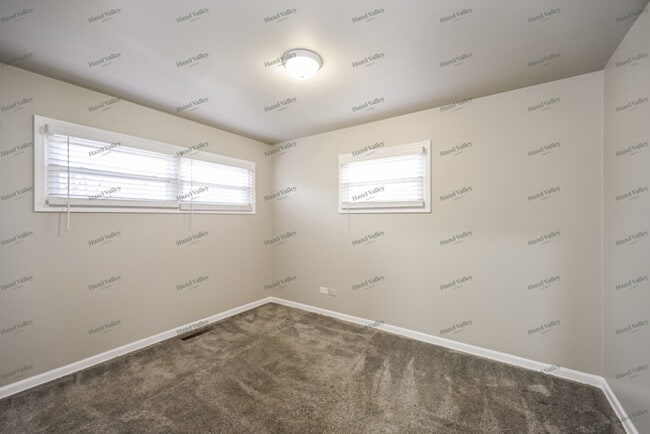 Building Photo - 302 Fulton Ln