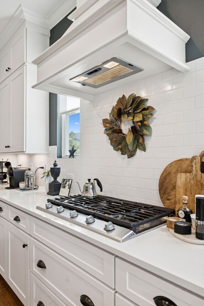 Building Photo - Luxurious living space *Fully furnished and impeccably designed*