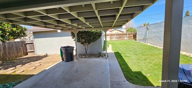 Building Photo - Charming Updated Single Story Home is Cent...