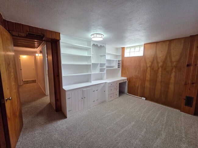 Building Photo - 4 Bedroom remodeled House Cedar Falls
