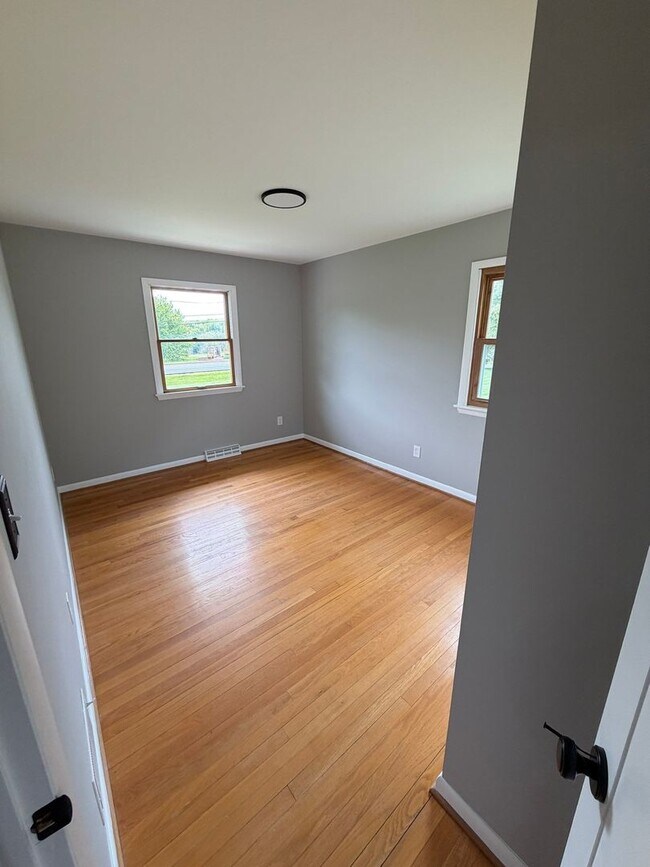 Building Photo - 3 Bedroom Rancher-Country Setting