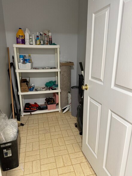 storage room - 226 Hillsboro Pl