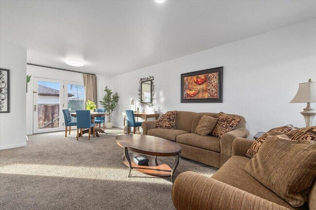 Building Photo - 1305 9th St W