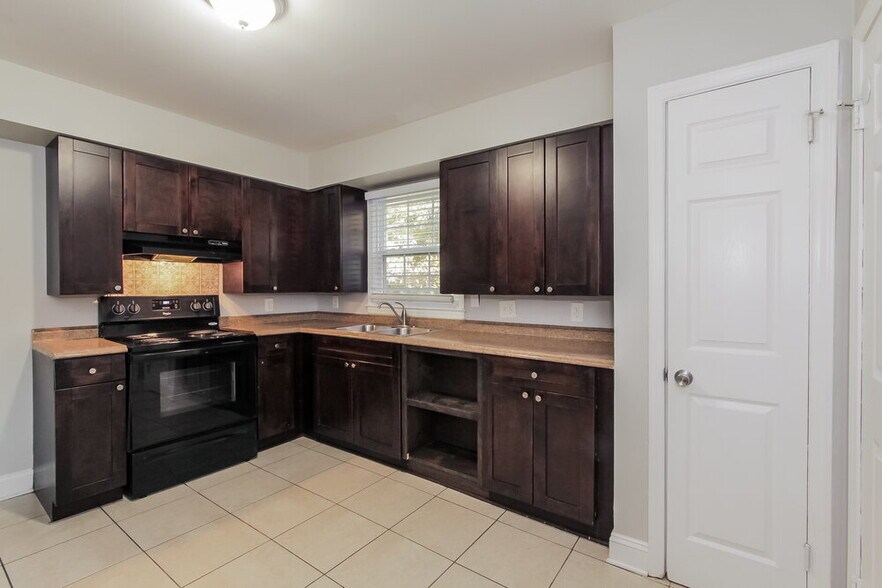 Building Photo - 528 W Arrowood Rd