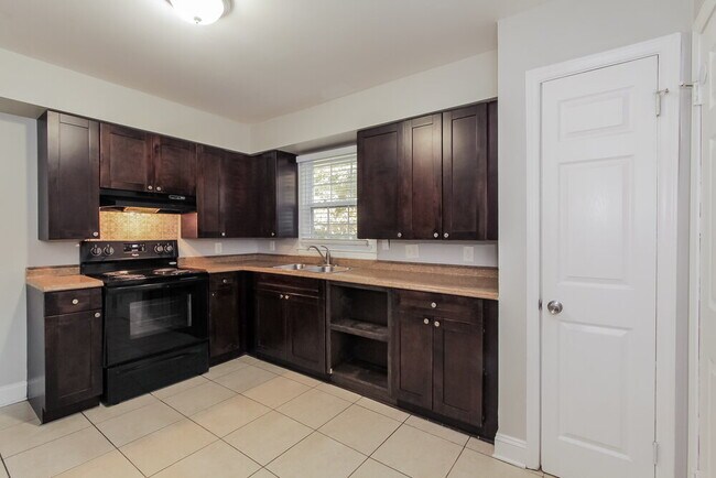 Building Photo - 528 W Arrowood Rd
