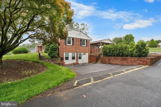 Building Photo - 9201 Rosemont Dr