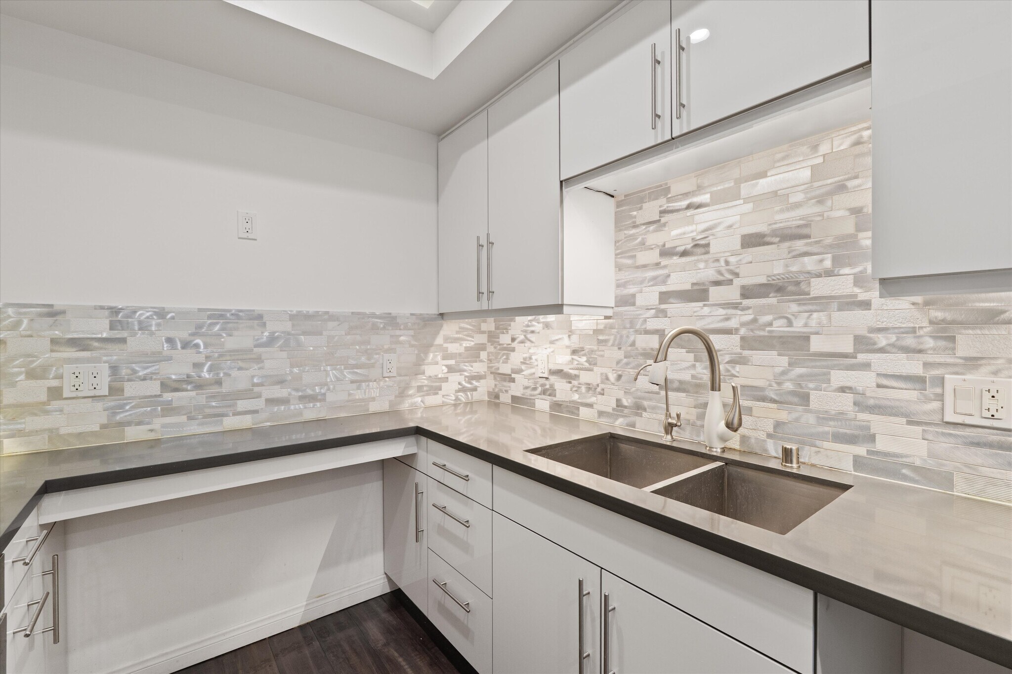 Building Photo - 2175 S Beverly Glen Blvd